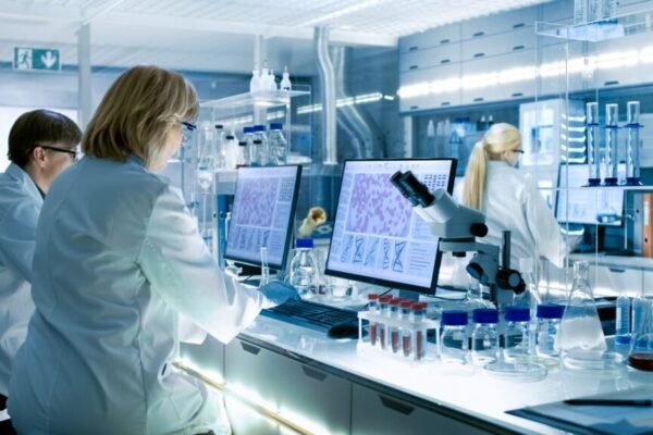 researchers-working-in-clinical-lab